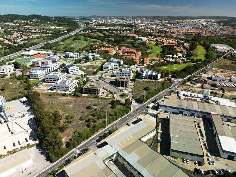 Lote de terreno para construção com 5932m2, frente estrada principal, na Quinta da Beloura, Sintra