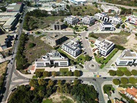 Lote de terreno para construção com 5932m2, frente estrada principal, na Quinta da Beloura, Sintra