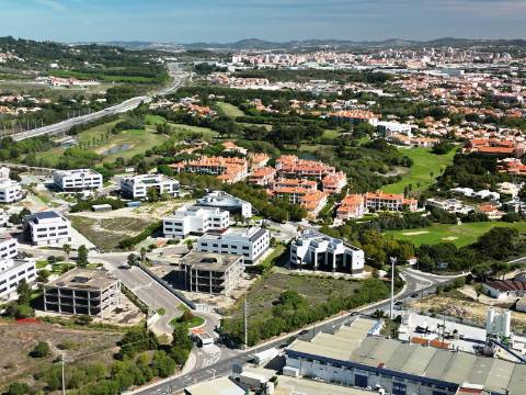 Lote de terreno para construção com 5932m2, frente estrada principal, na Quinta da Beloura, Sintra