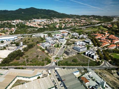 Lote de terreno para construção com 5932m2, frente estrada principal, na Quinta da Beloura, Sintra