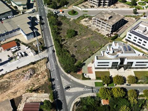 Lote de terreno para construção com 5932m2, frente estrada principal, na Quinta da Beloura, Sintra