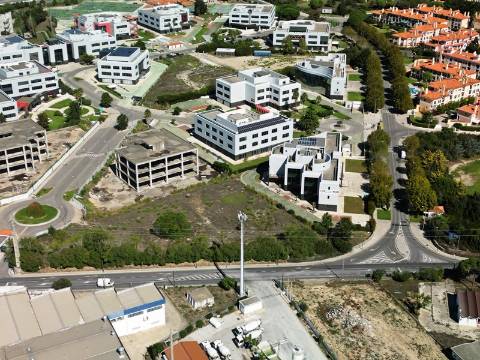 Lote de terreno para construção com 5932m2, frente estrada principal, na Quinta da Beloura, Sintra