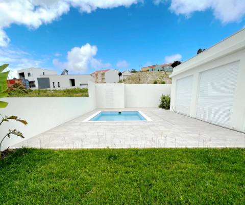 Excelente moradia térrea T3, com piscina e jardins, na Lourinhã