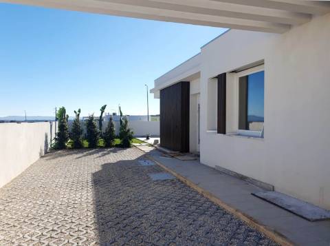 Excelente moradia térrea T3, com piscina e jardins, na Lourinhã