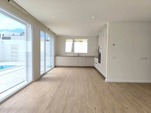 Excelente moradia térrea T3, com piscina e jardins, na Lourinhã