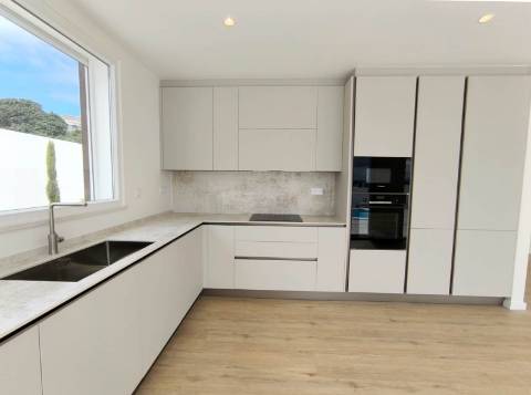 Excelente moradia térrea T3, com piscina e jardins, na Lourinhã