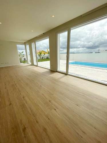 Excelente moradia térrea T3, com piscina e jardins, na Lourinhã