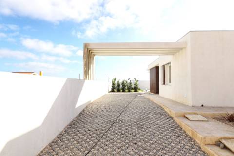 Excelente moradia térrea T3, com piscina e jardins, na Lourinhã