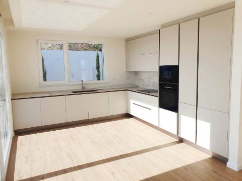 Excelente moradia térrea T3, com piscina e jardins, na Lourinhã