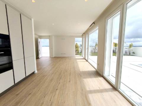 Excelente moradia térrea T3, com piscina e jardins, na Lourinhã