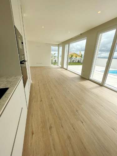 Excelente moradia térrea T3, com piscina e jardins, na Lourinhã