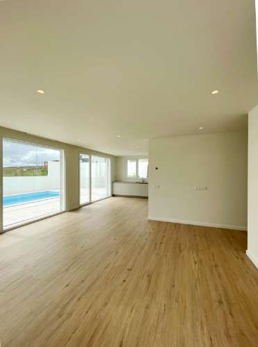 Excelente moradia térrea T3, com piscina e jardins, na Lourinhã