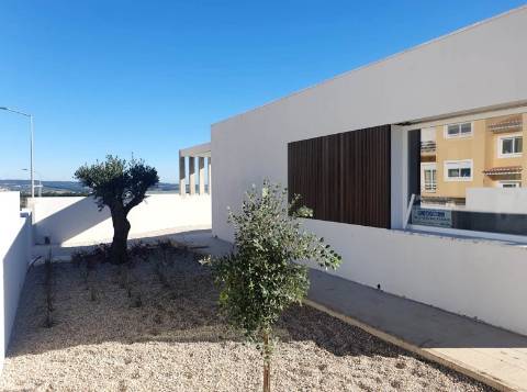 Excelente moradia térrea T3, com piscina e jardins, na Lourinhã