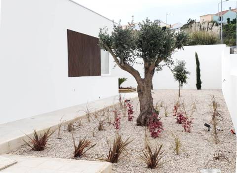 Excelente moradia térrea T3, com piscina e jardins, na Lourinhã