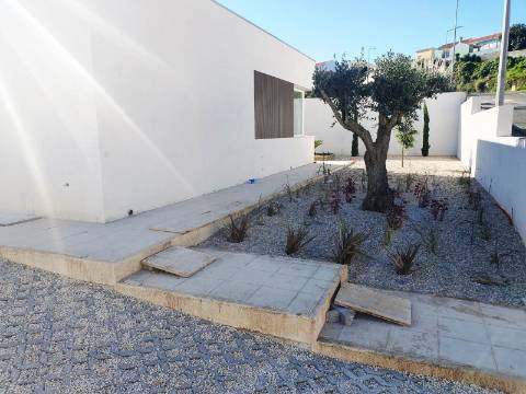 Excelente moradia térrea T3, com piscina e jardins, na Lourinhã