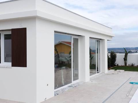 Excelente moradia térrea T3, com piscina e jardins, na Lourinhã