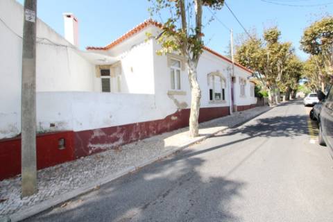 Moradia T6, lote 915m2, próxima da praia, na Parede, Cascais