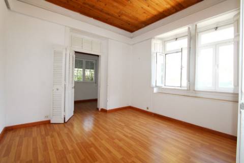 Moradia T6, lote 915m2, próxima da praia, na Parede, Cascais