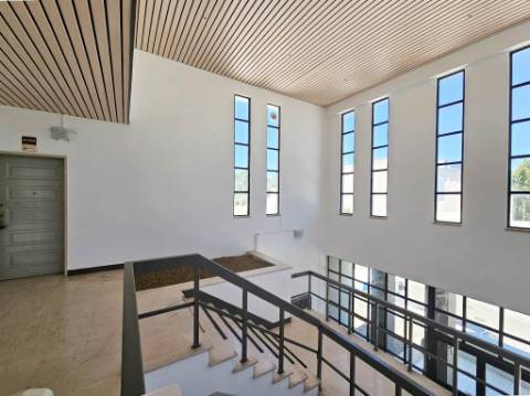 Espaçoso e funcional escritório, com 10 parqueamentos, em Carnaxide, Oeiras
