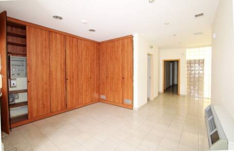 Espaçoso e funcional escritório, com 10 parqueamentos, em Carnaxide, Oeiras
