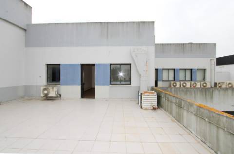 Espaçoso e funcional escritório, com 10 parqueamentos, em Carnaxide, Oeiras
