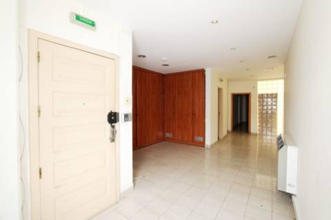 Espaçoso e funcional escritório, com 10 parqueamentos, em Carnaxide, Oeiras
