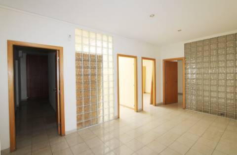 Espaçoso e funcional escritório, com 10 parqueamentos, em Carnaxide, Oeiras
