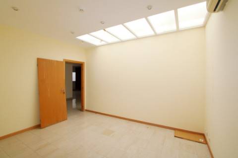 Espaçoso e funcional escritório, com 10 parqueamentos, em Carnaxide, Oeiras
