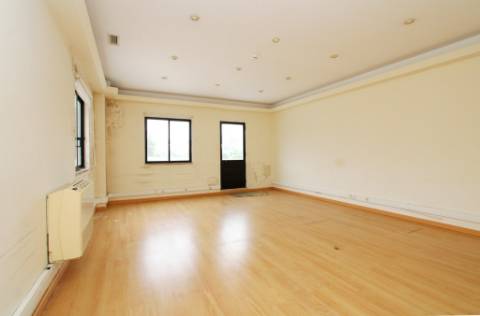 Espaçoso e funcional escritório, com 10 parqueamentos, em Carnaxide, Oeiras
