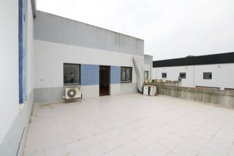 Espaçoso e funcional escritório, com 10 parqueamentos, em Carnaxide, Oeiras
