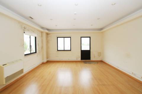 Espaçoso e funcional escritório, com 10 parqueamentos, em Carnaxide, Oeiras
