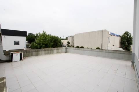 Espaçoso e funcional escritório, com 10 parqueamentos, em Carnaxide, Oeiras
