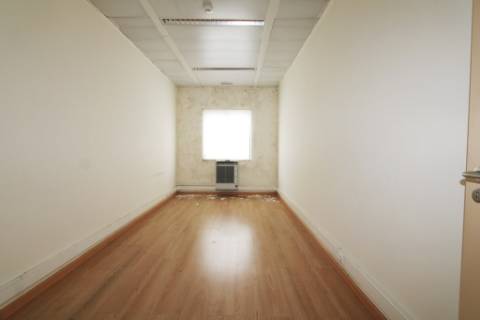 Espaçoso e funcional escritório, com 10 parqueamentos, em Carnaxide, Oeiras
