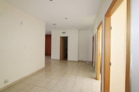 Espaçoso e funcional escritório, com 10 parqueamentos, em Carnaxide, Oeiras
