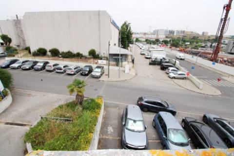 Espaçoso e funcional escritório, com 10 parqueamentos, em Carnaxide, Oeiras
