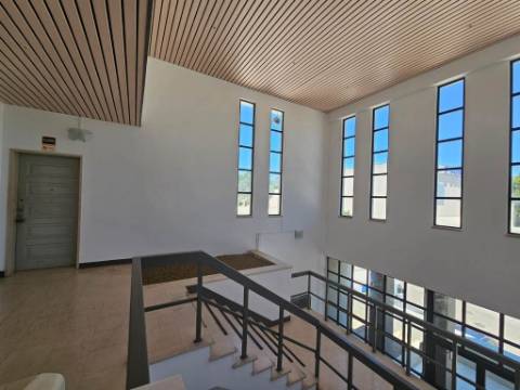 Espaçoso e funcional escritório, com 10 parqueamentos, em Carnaxide, Oeiras
