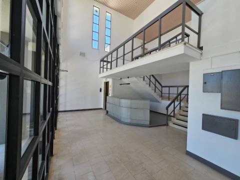 Espaçoso e funcional escritório, com 10 parqueamentos, em Carnaxide, Oeiras
