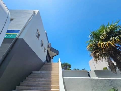 Espaçoso e funcional escritório, com 10 parqueamentos, em Carnaxide, Oeiras
