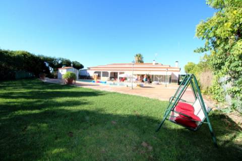 Quinta com moradia T4, piscina com jardim, garagem e vinhas, em Campo Maior