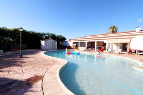 Quinta com moradia T4, piscina com jardim, garagem e vinhas, em Campo Maior