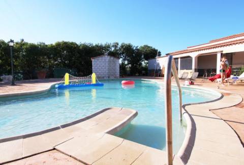 Quinta com moradia T4, piscina com jardim, garagem e vinhas, em Campo Maior