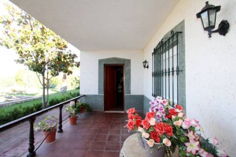 Quinta com moradia T4, piscina com jardim, garagem e vinhas, em Campo Maior