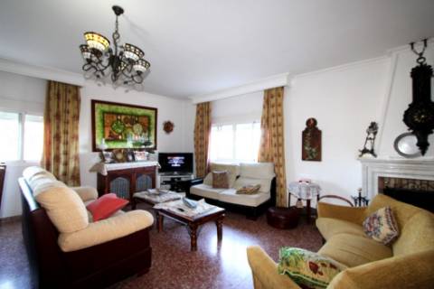 Quinta com moradia T4, piscina com jardim, garagem e vinhas, em Campo Maior