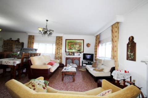 Quinta com moradia T4, piscina com jardim, garagem e vinhas, em Campo Maior