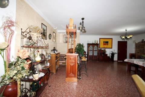 Quinta com moradia T4, piscina com jardim, garagem e vinhas, em Campo Maior