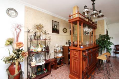 Quinta com moradia T4, piscina com jardim, garagem e vinhas, em Campo Maior