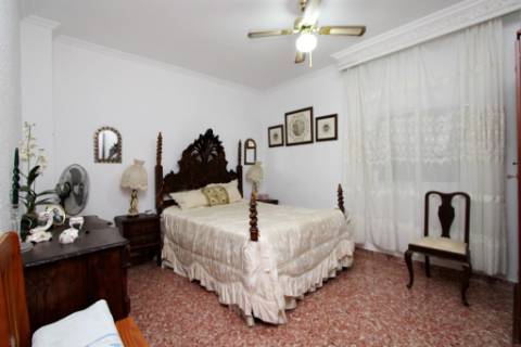 Quinta com moradia T4, piscina com jardim, garagem e vinhas, em Campo Maior