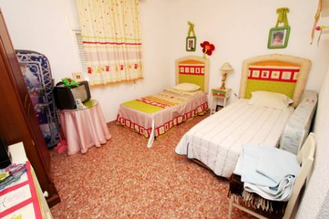 Quinta com moradia T4, piscina com jardim, garagem e vinhas, em Campo Maior