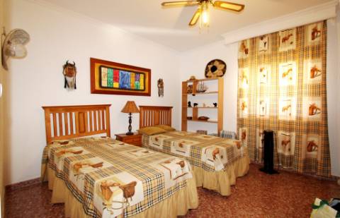 Quinta com moradia T4, piscina com jardim, garagem e vinhas, em Campo Maior