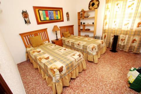 Quinta com moradia T4, piscina com jardim, garagem e vinhas, em Campo Maior